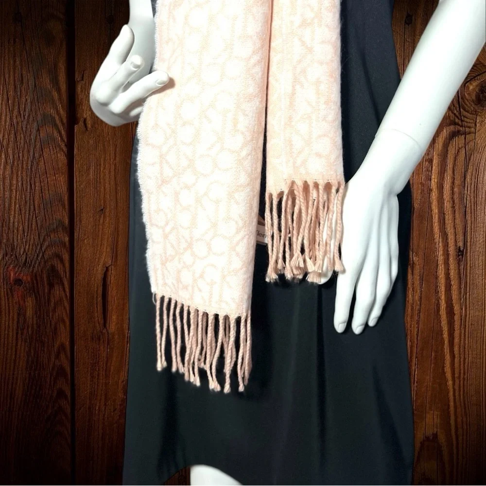 CALVIN KLEIN Classic Logo Pattern Winter Scarf/Light Peach and White Double Face
